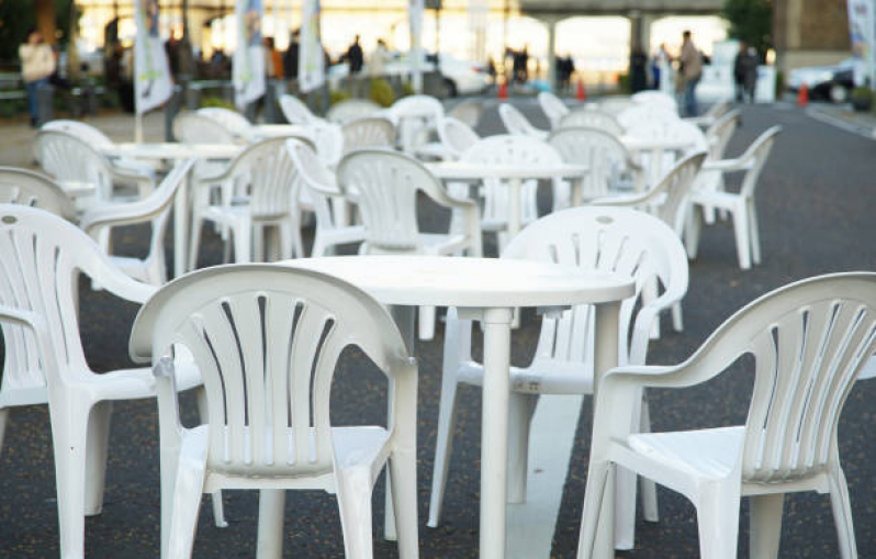 Empresa Que Faz Aluguel de Cadeiras de Plástico Santa Cecília - Aluguel de Mesa de Plástico com 4 Cadeiras